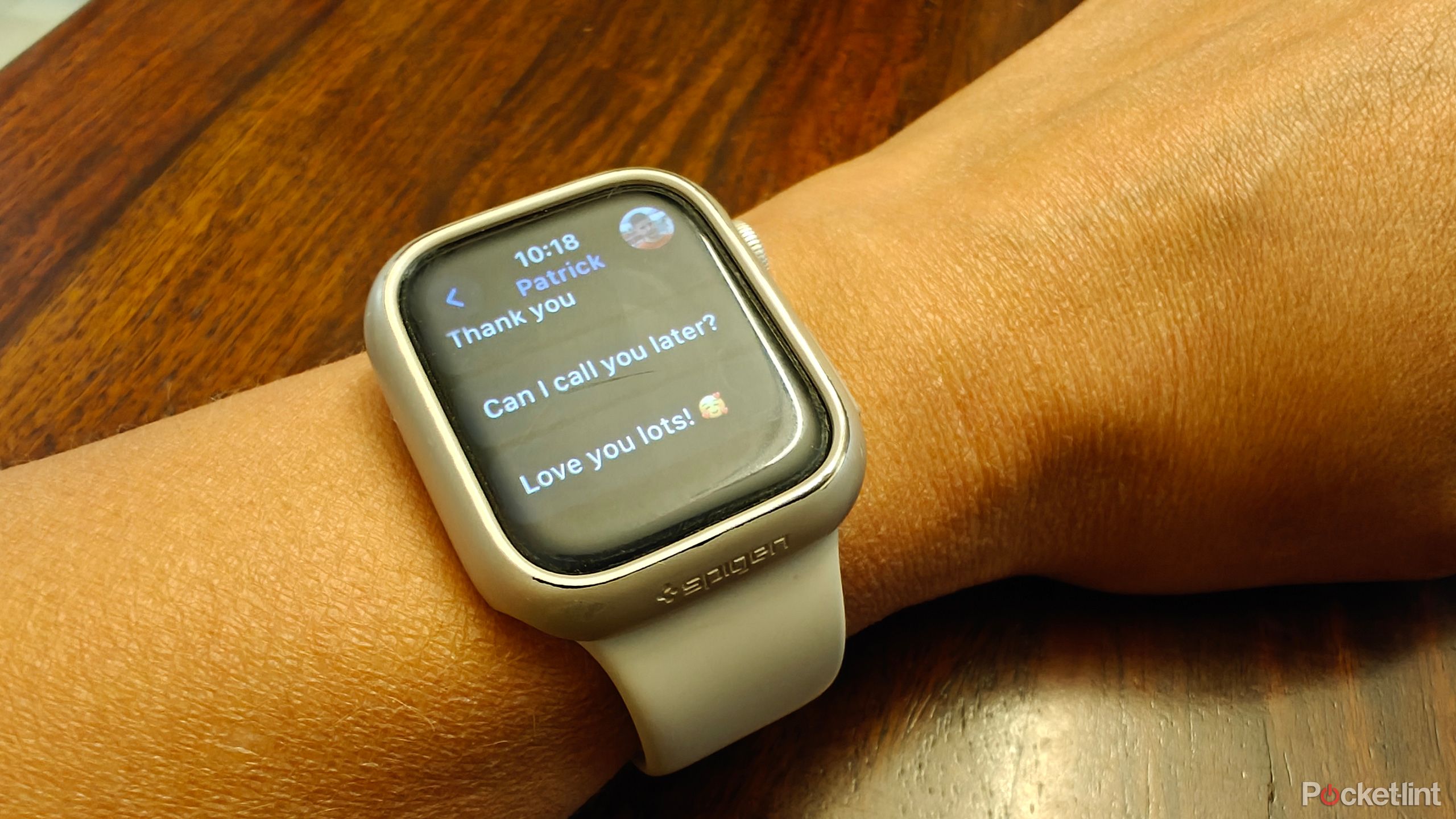 A message window on an Apple Watch with Quick Replies showing including one that says I love you lots with a hearts emoji.