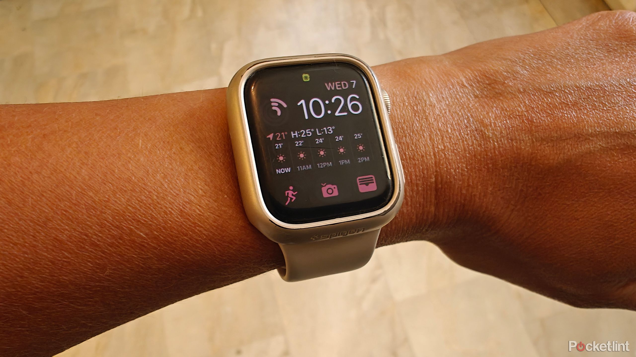 Uma tela inicial do Apple Watch no pulso com um mostrador modular.