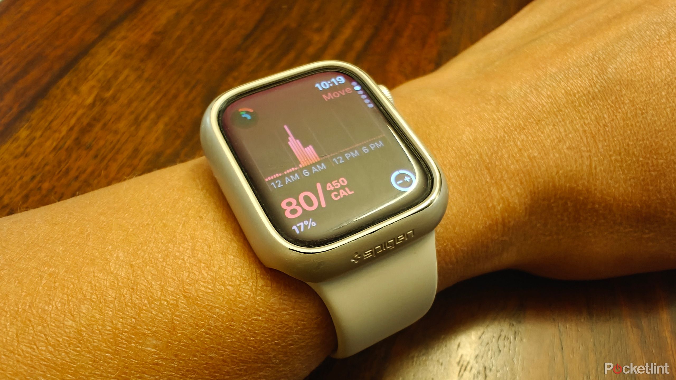 Um Apple Watch no pulso mostra Move Girls que conseguiram 80 das 450 calorias.