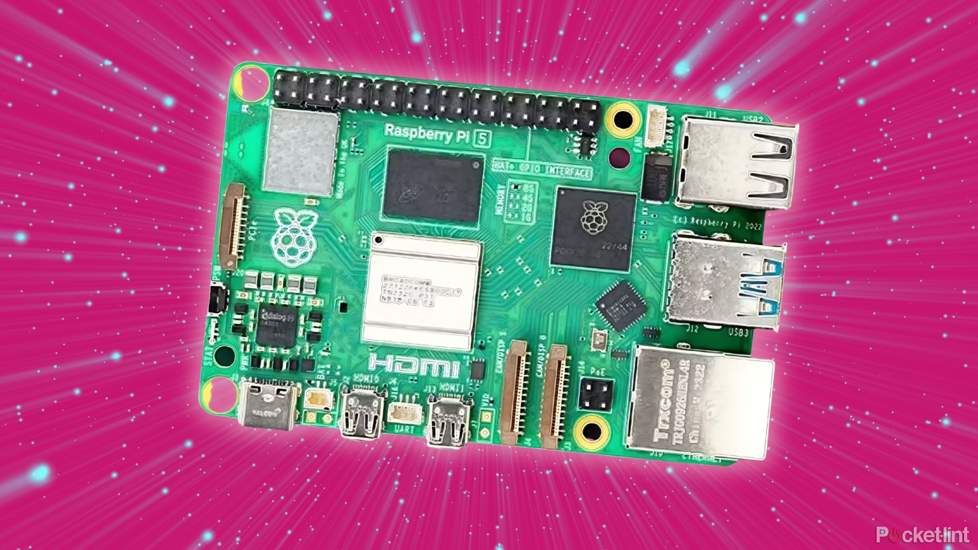 Raspberry Pi 5 sobre un fondo espacial rosa. 