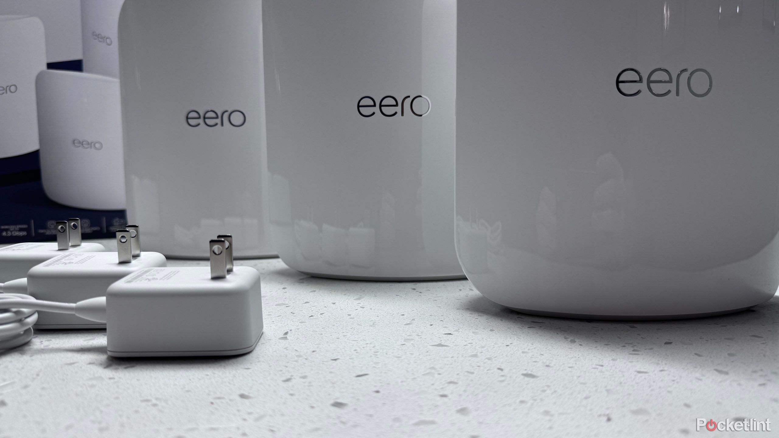 La moitié inférieure d'un pack de trois Eero Max 7.