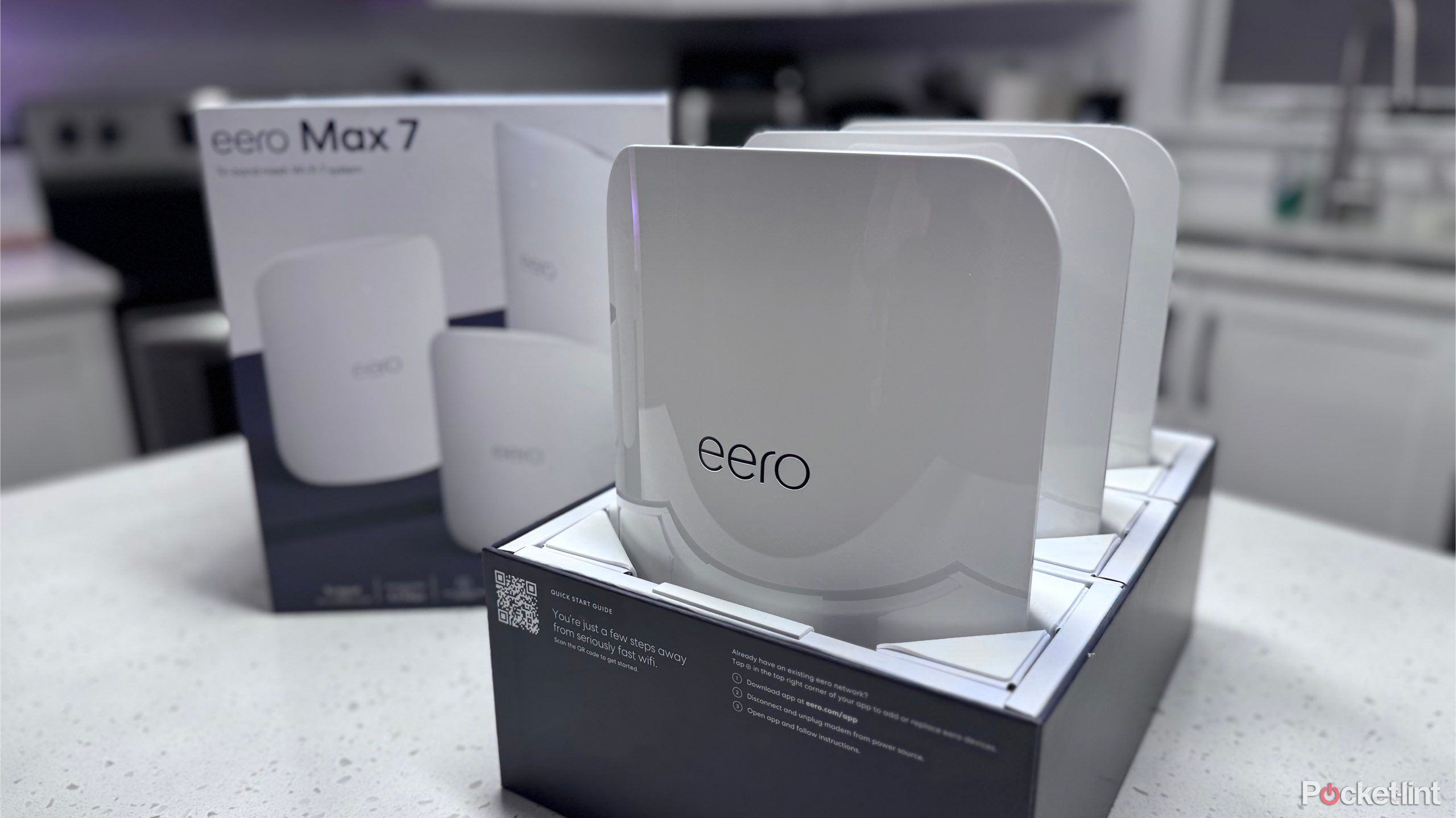 Un pack de trois Eero Max 7 partiellement déballé. 