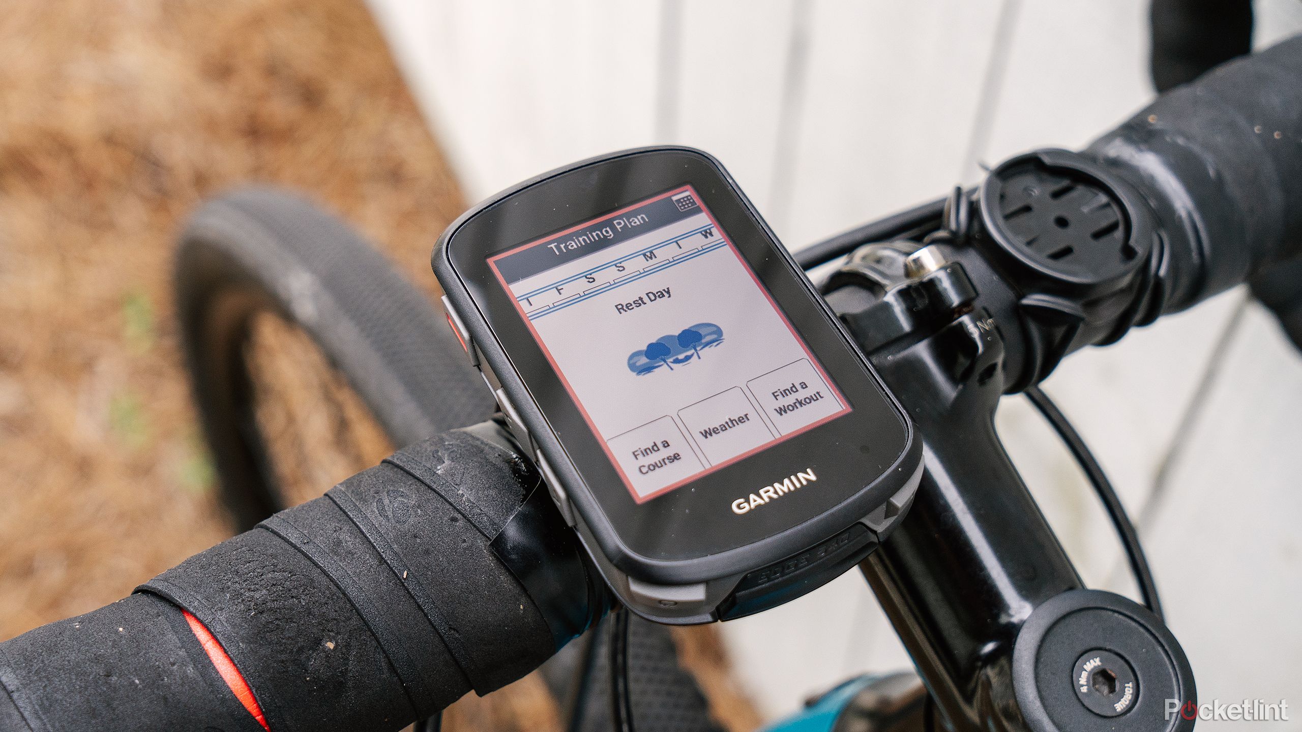 The Garmin Edge 540 sits on bike handlebars.