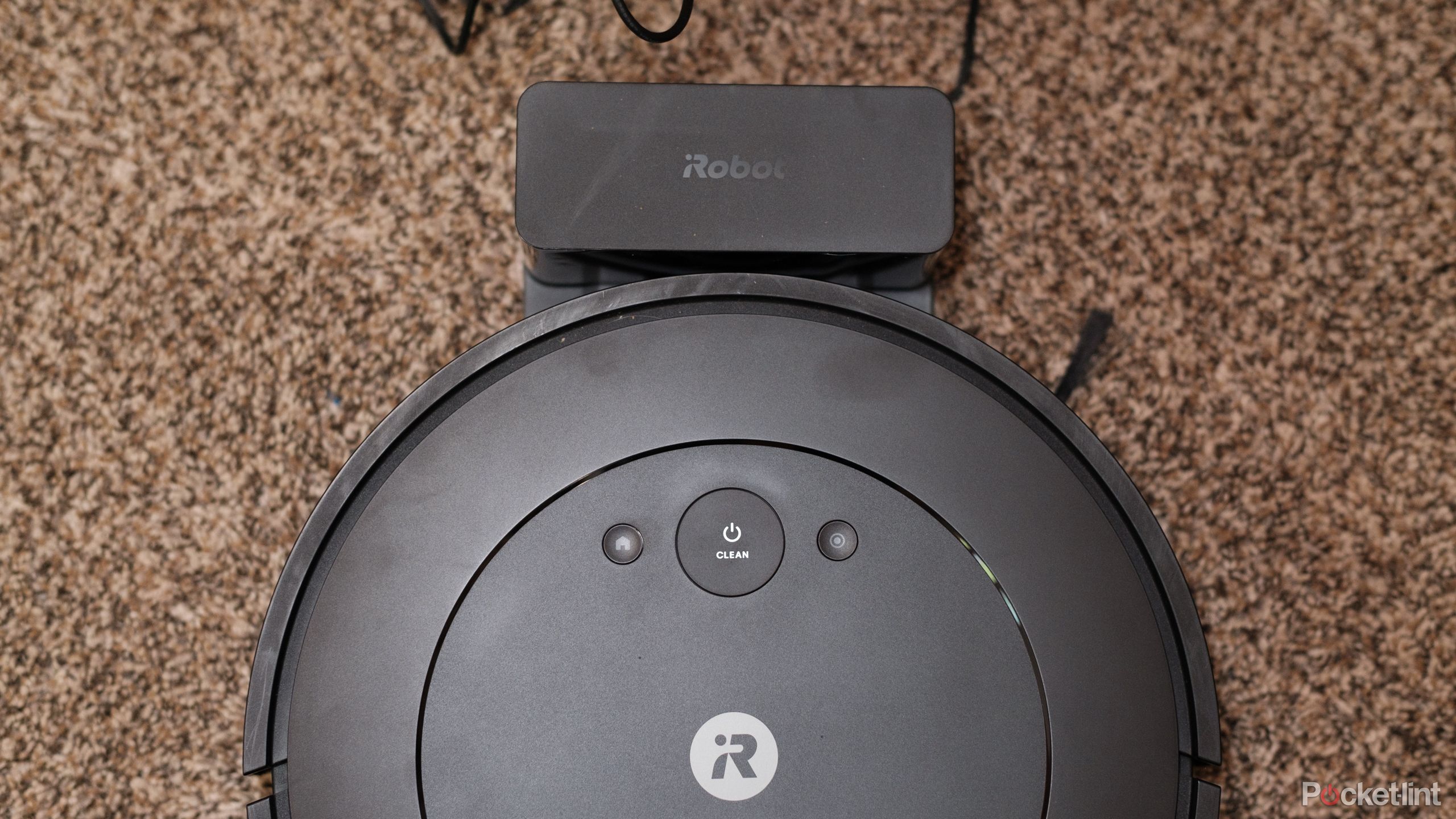 Una fotografía del iRobot Roomba Combo Essential en el cargador