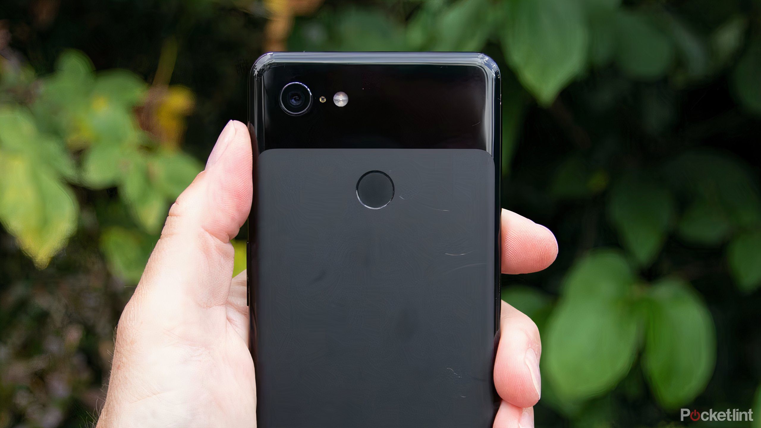 The single lens on the back of a black Pixel 3 XL.