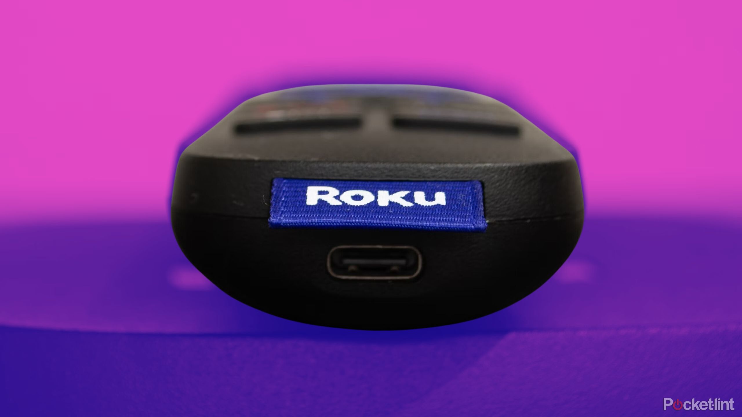 Etiqueta Roku em um controle remoto Roku em um fundo colorido