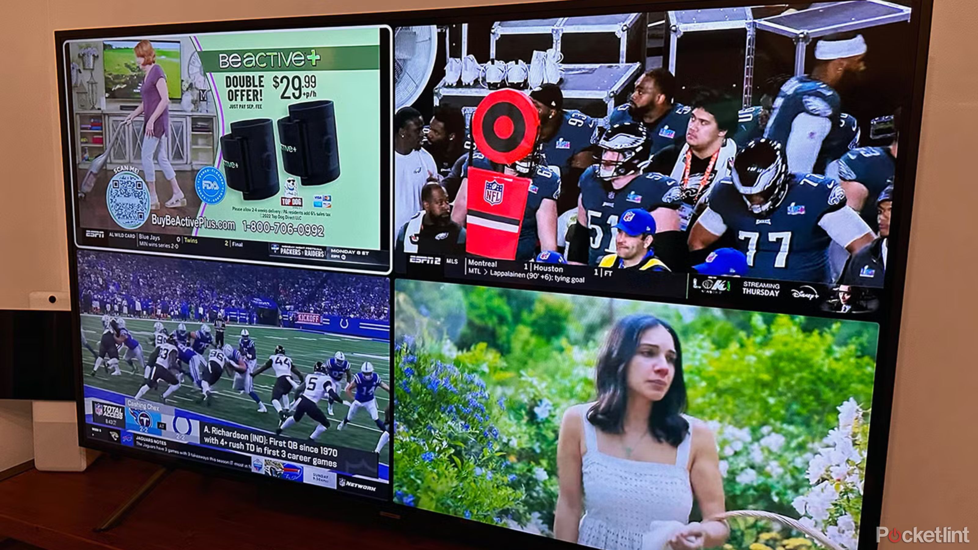 Multivisualização do YouTube TV com anúncio, dois jogos de futebol e uma mulher no jardim. 