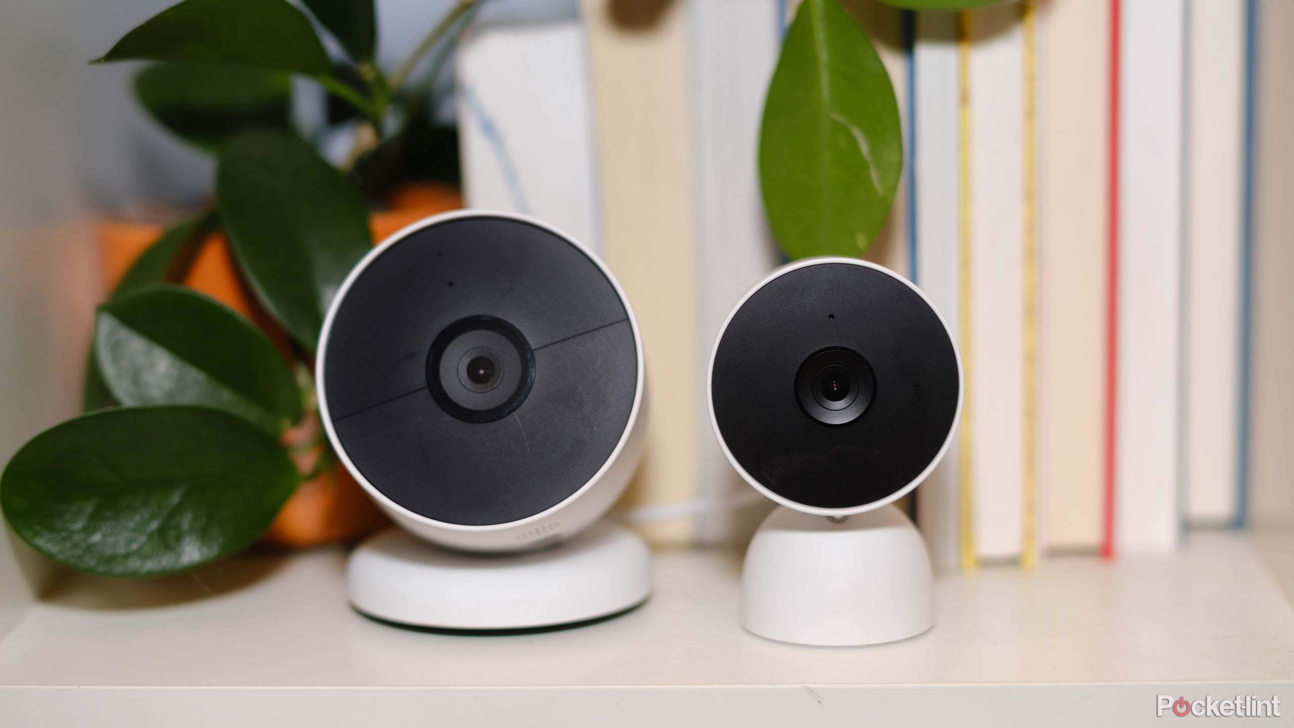 La batería de Google Nest Cam se encuentra junto a Google Nest Cam Wired en una estantería