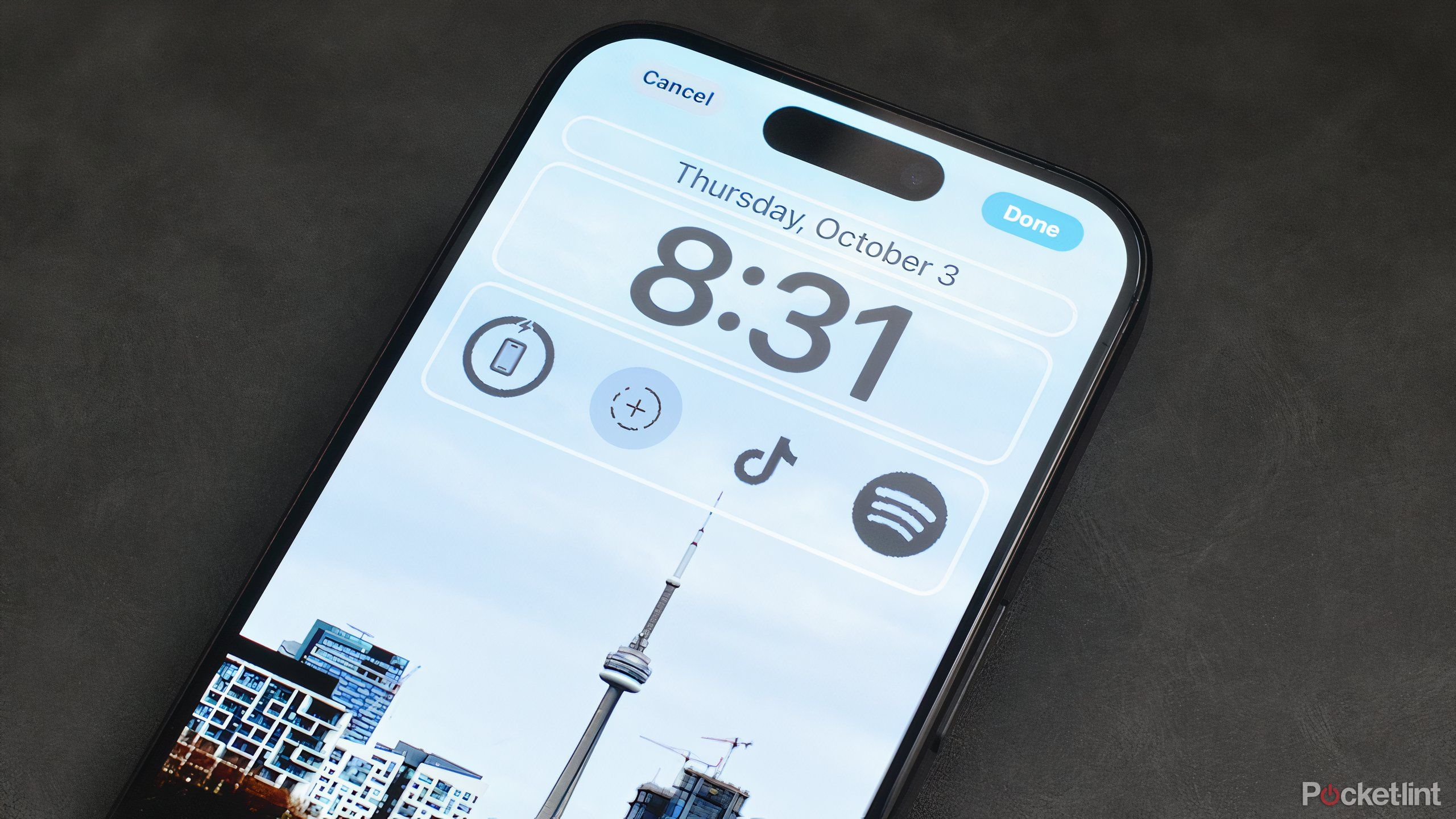 Editing widgets on the iOS 18 lock screen.