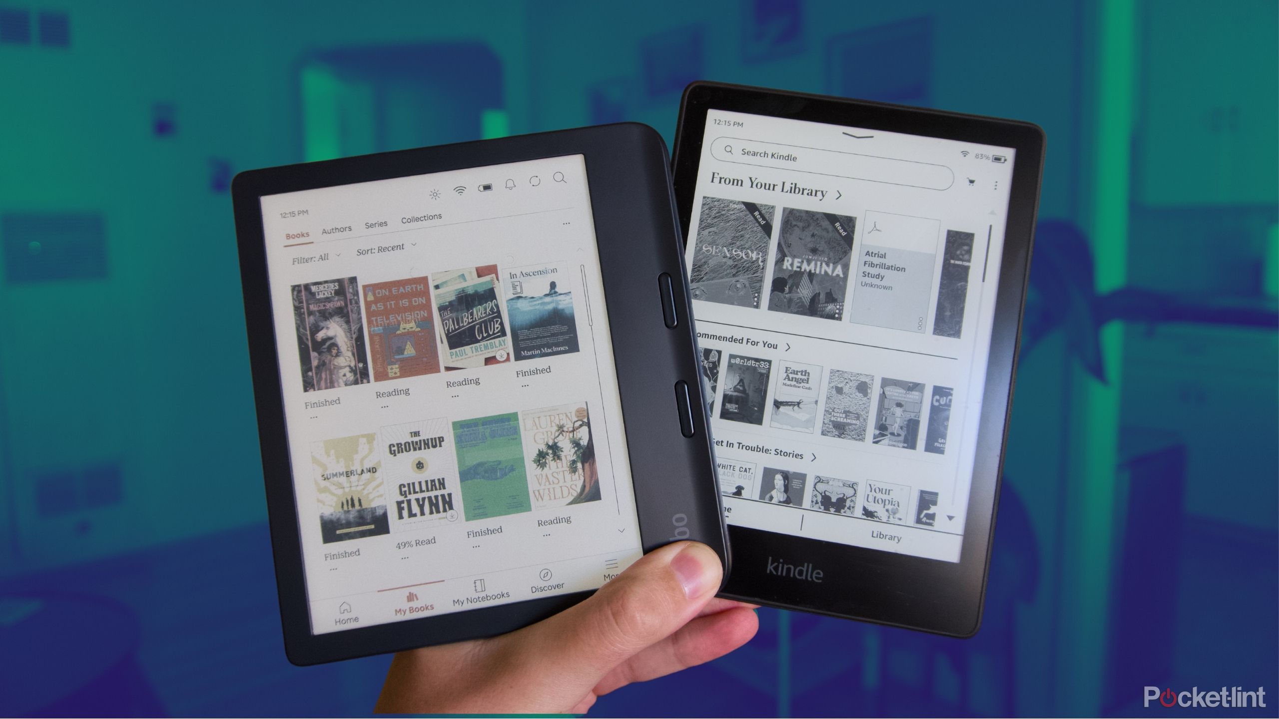 Um Kobo Libra Color é segurado em um Kindle Paperwhite contra um fundo verde.