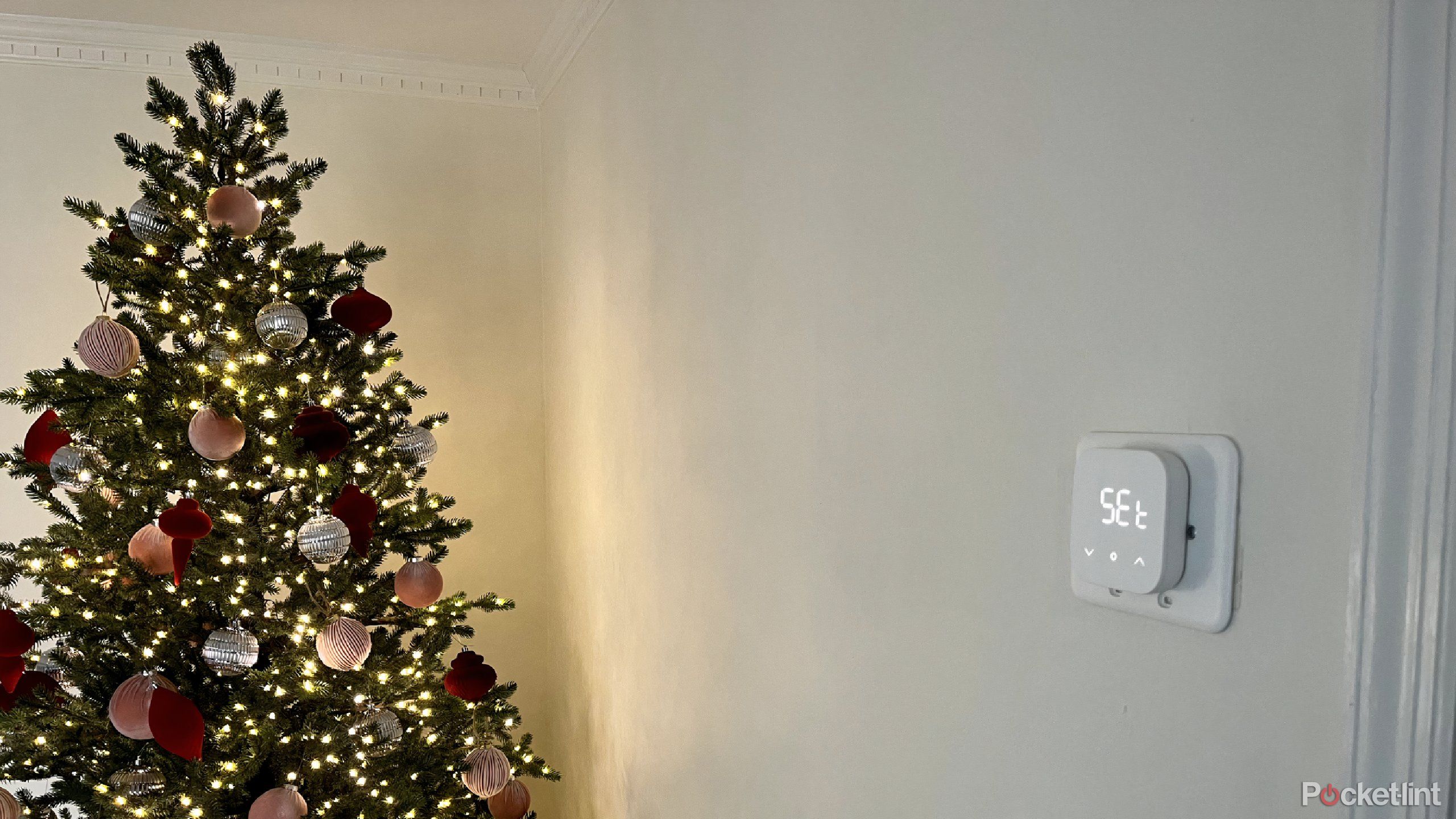 Termostato inteligente de Amazon en una habitación con un árbol de Navidad