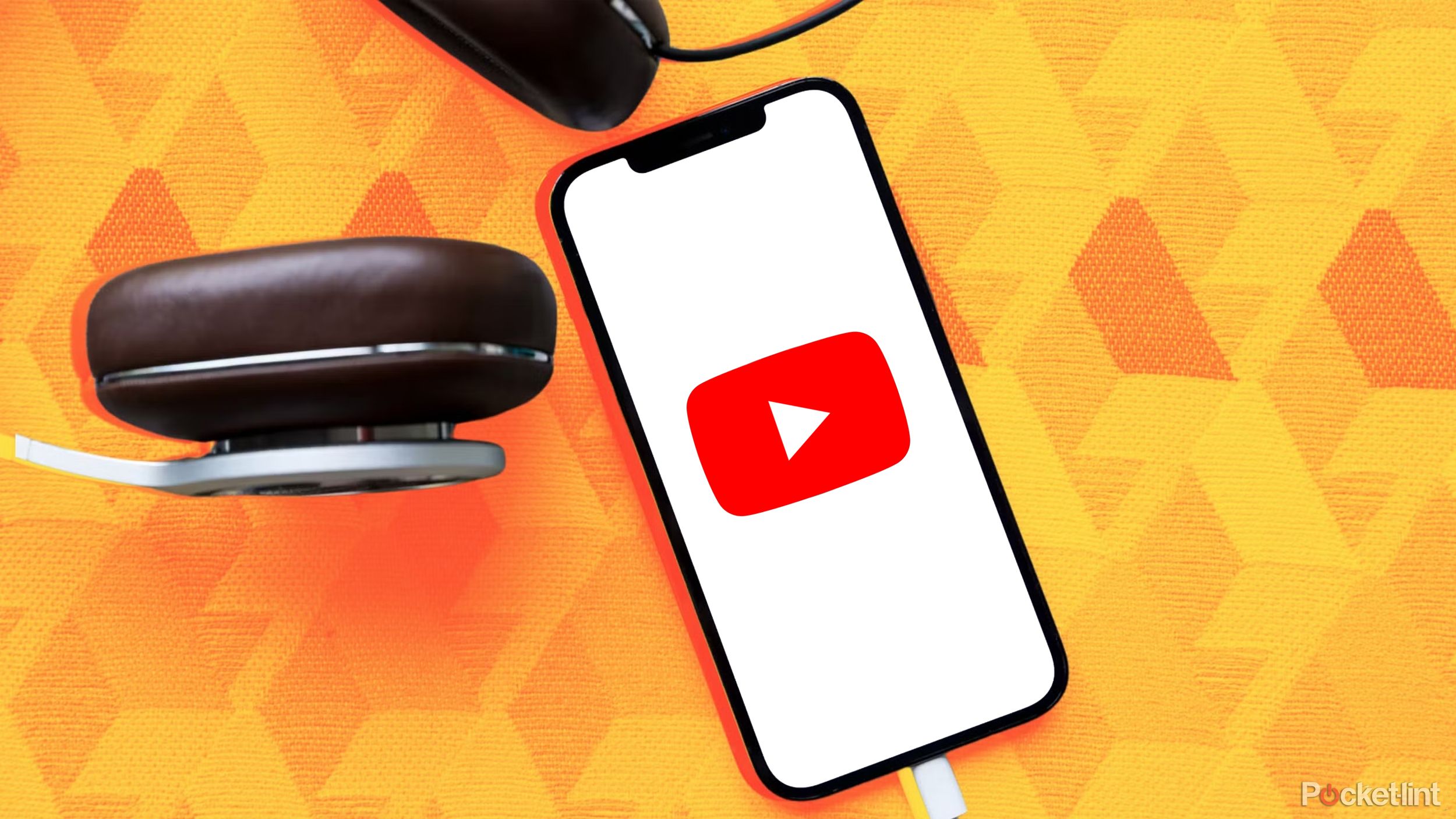 YouTube trên iPhone có tai nghe trên nền màu vàng.