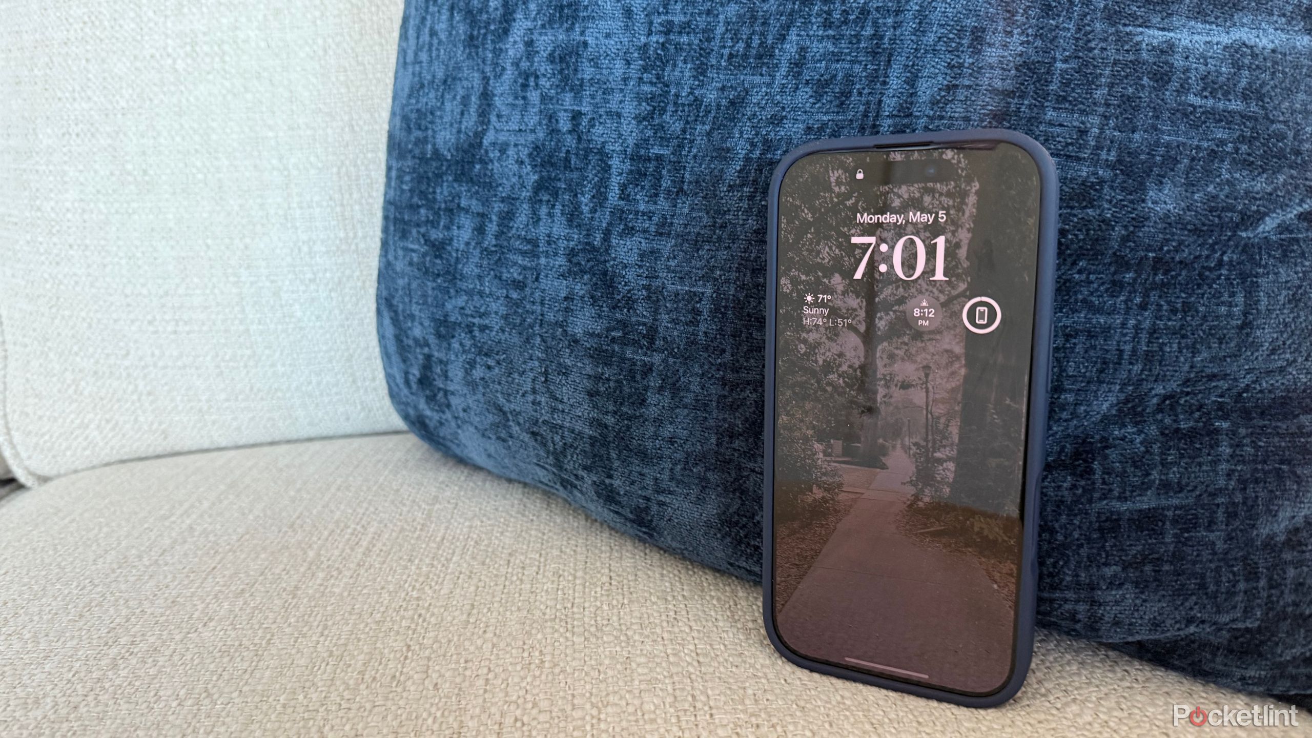 An iPhone 16 always on display lockscreen.