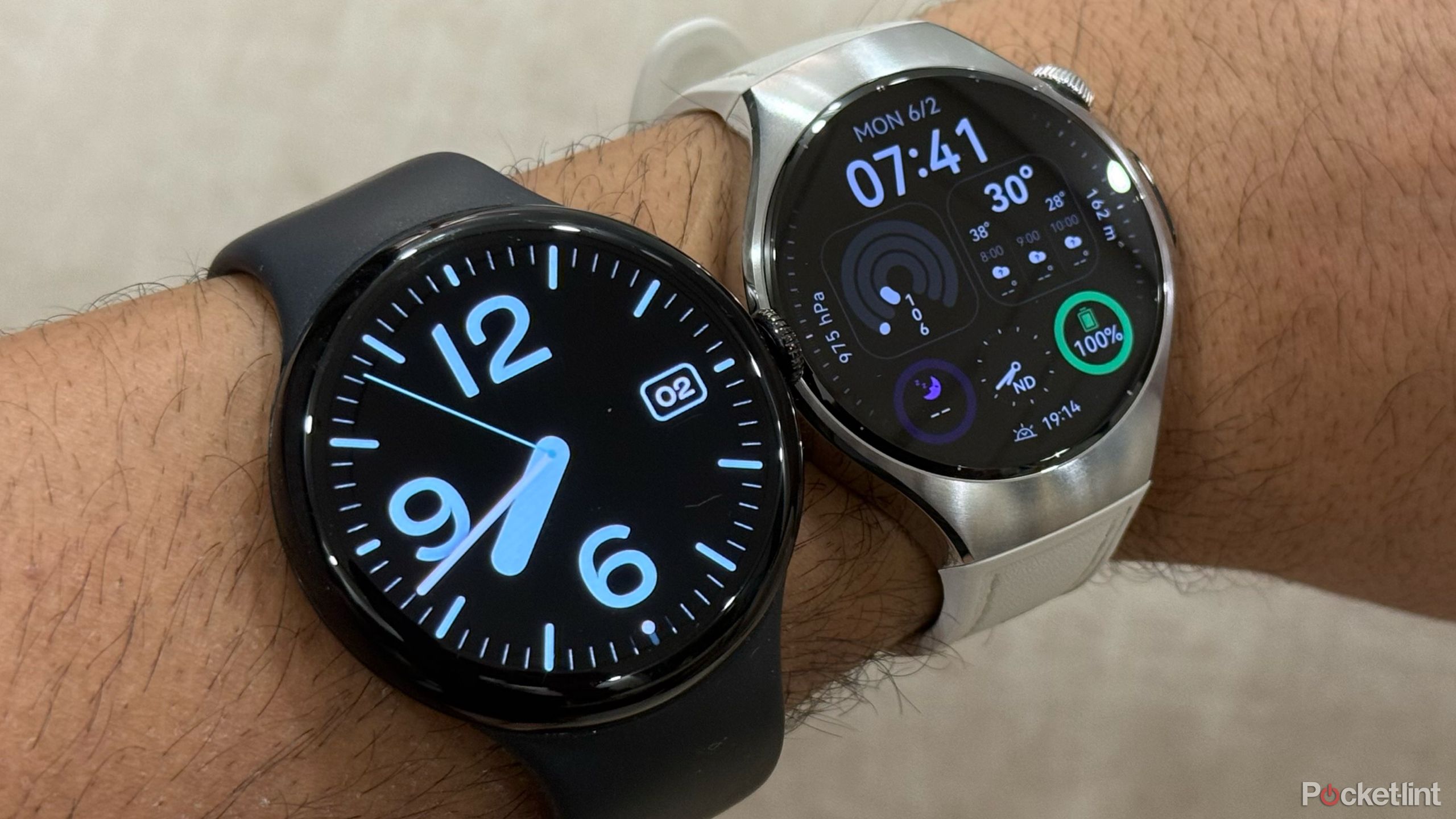 Size comparison of the Huawei Watch 5 (42mm) vs Pixel Watch 3 (45mm)