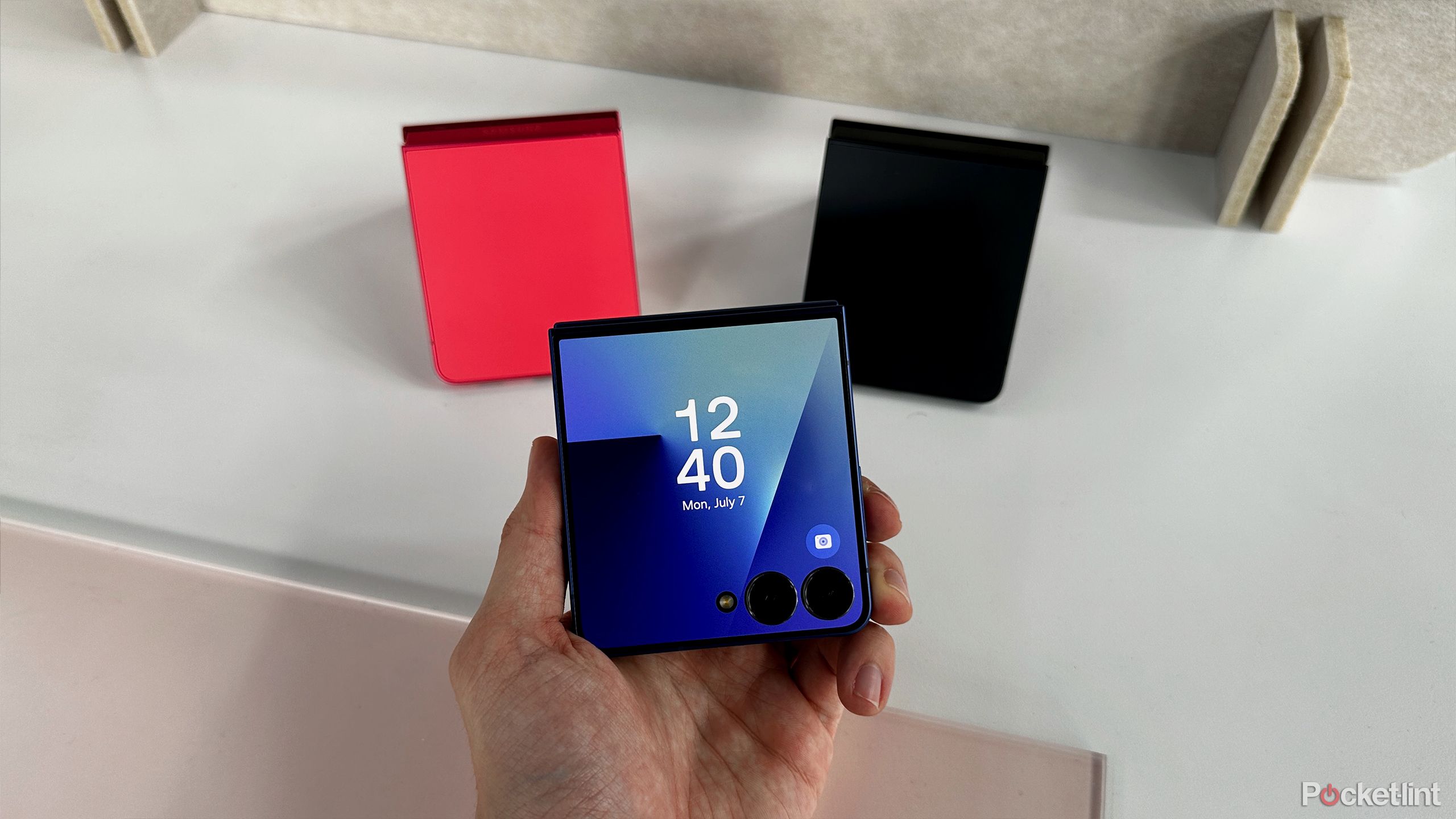 Z Flip 7 cover screen.