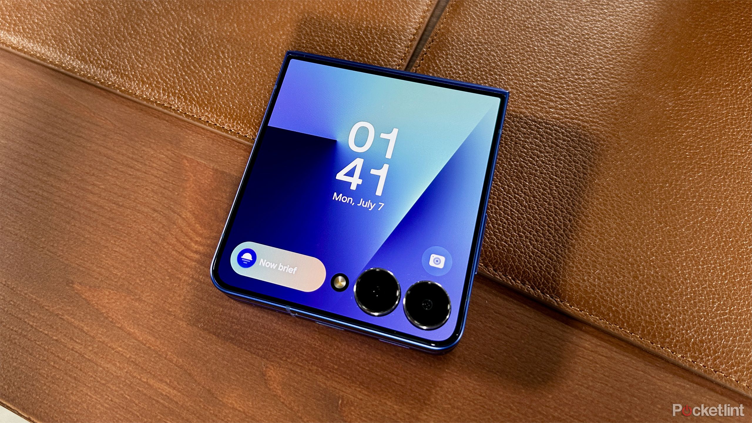 Z Flip 7 cover screen.