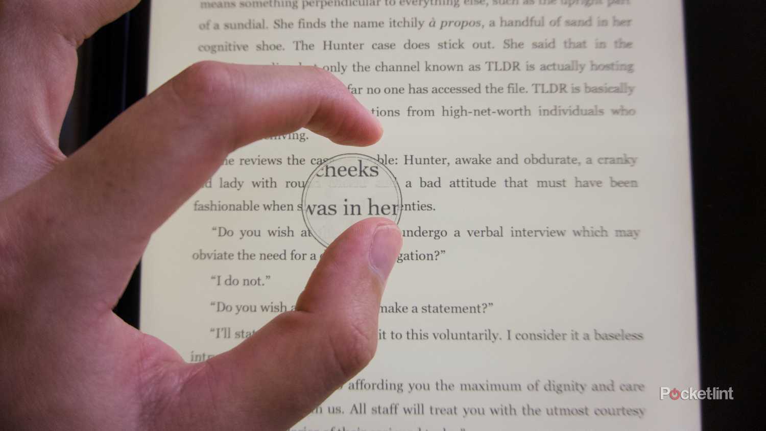 Fingers pinching to adjust the font size on a Kobo Elipsa 2E.