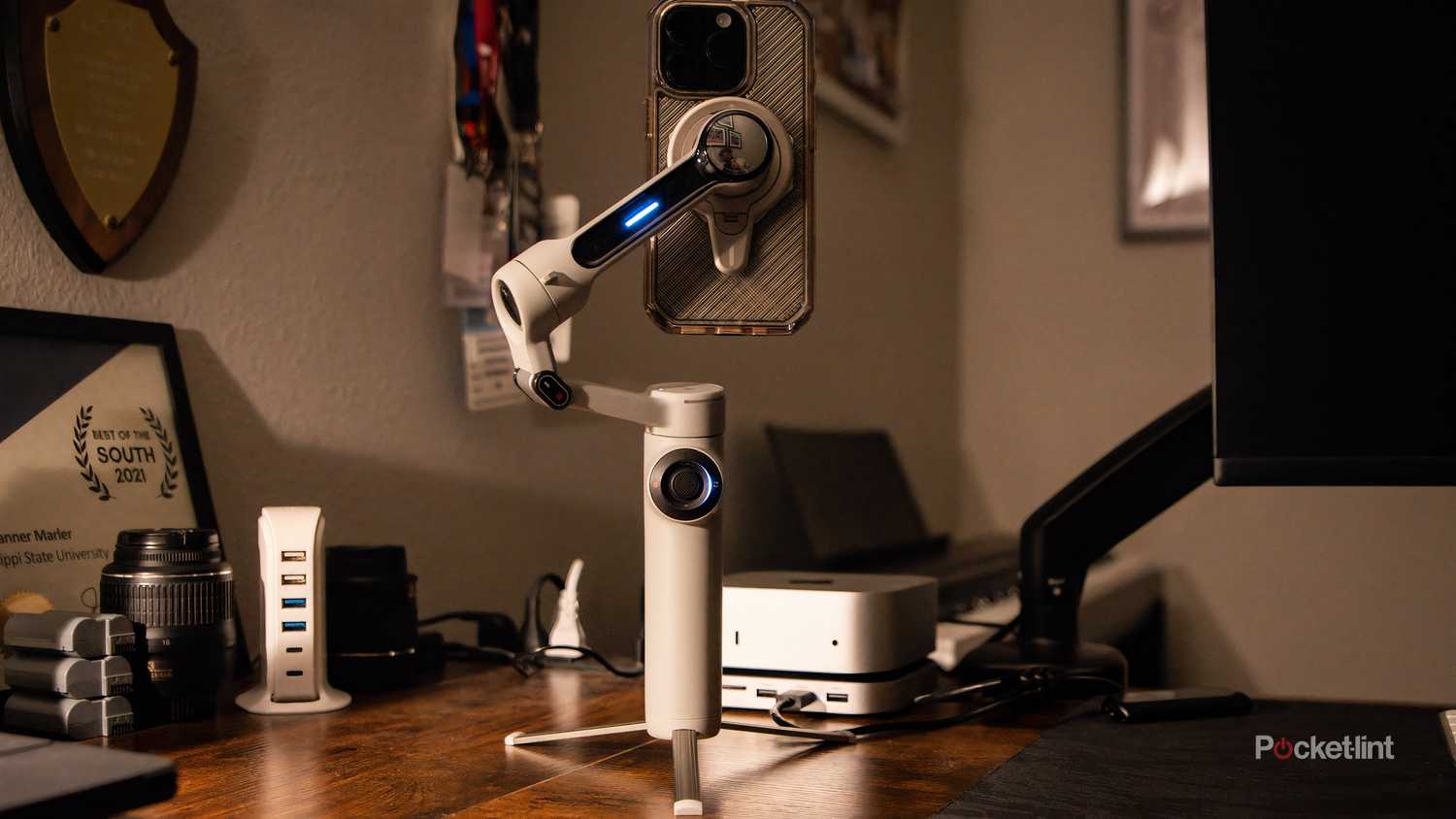 A still straight-on photo of the Insta360 Flow 2 Pro.
