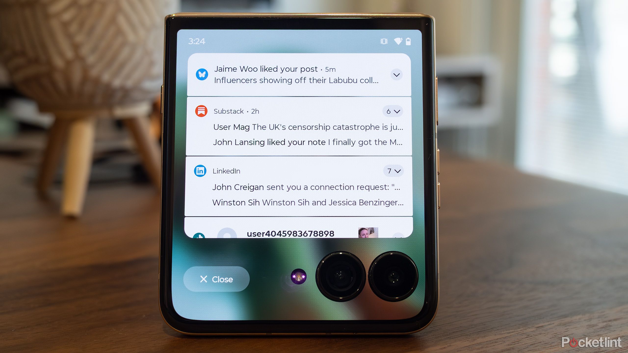 Moto Razr Ultra (2025) notifications on cover screen