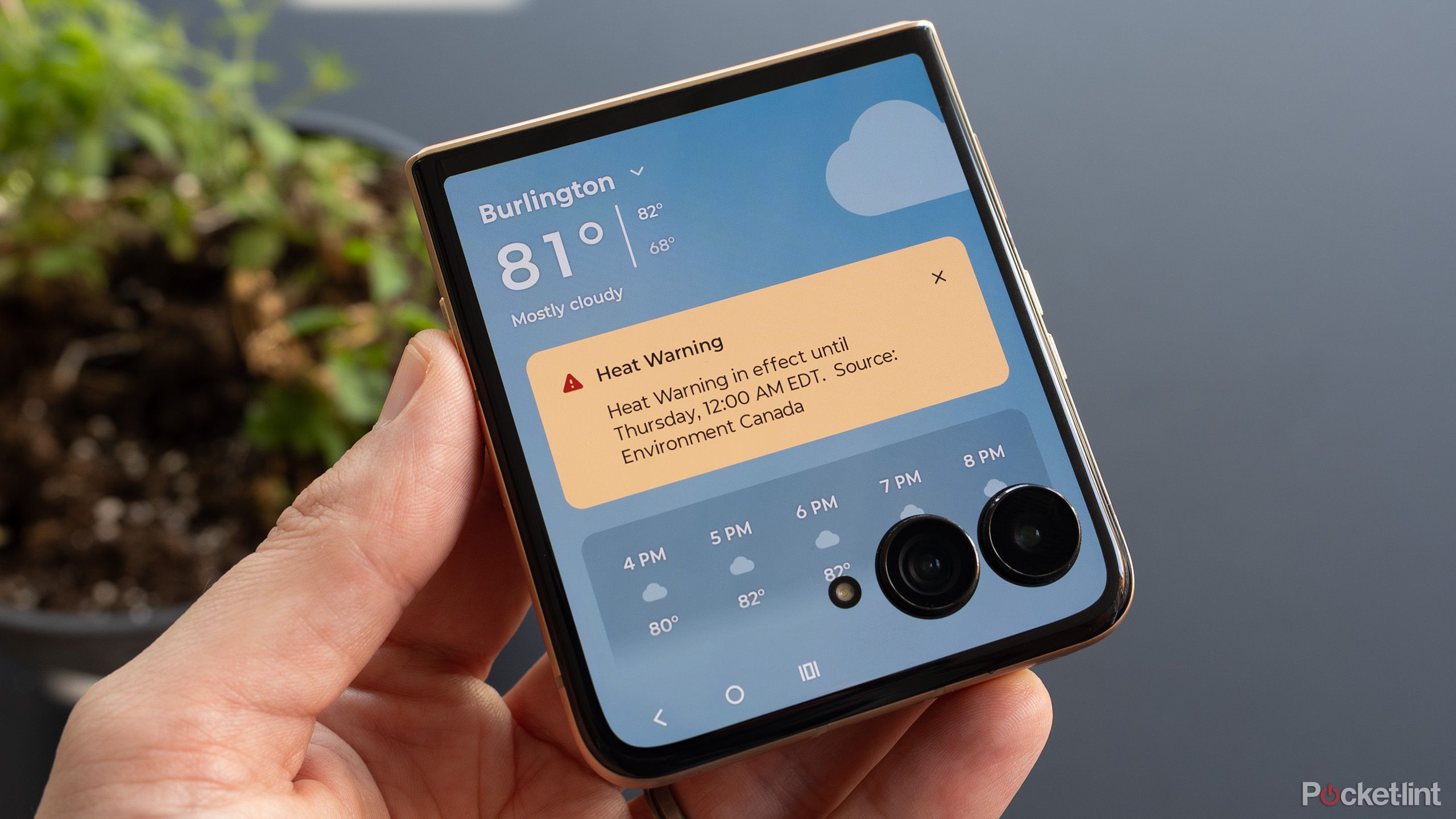Moto Razr Ultra Weather app