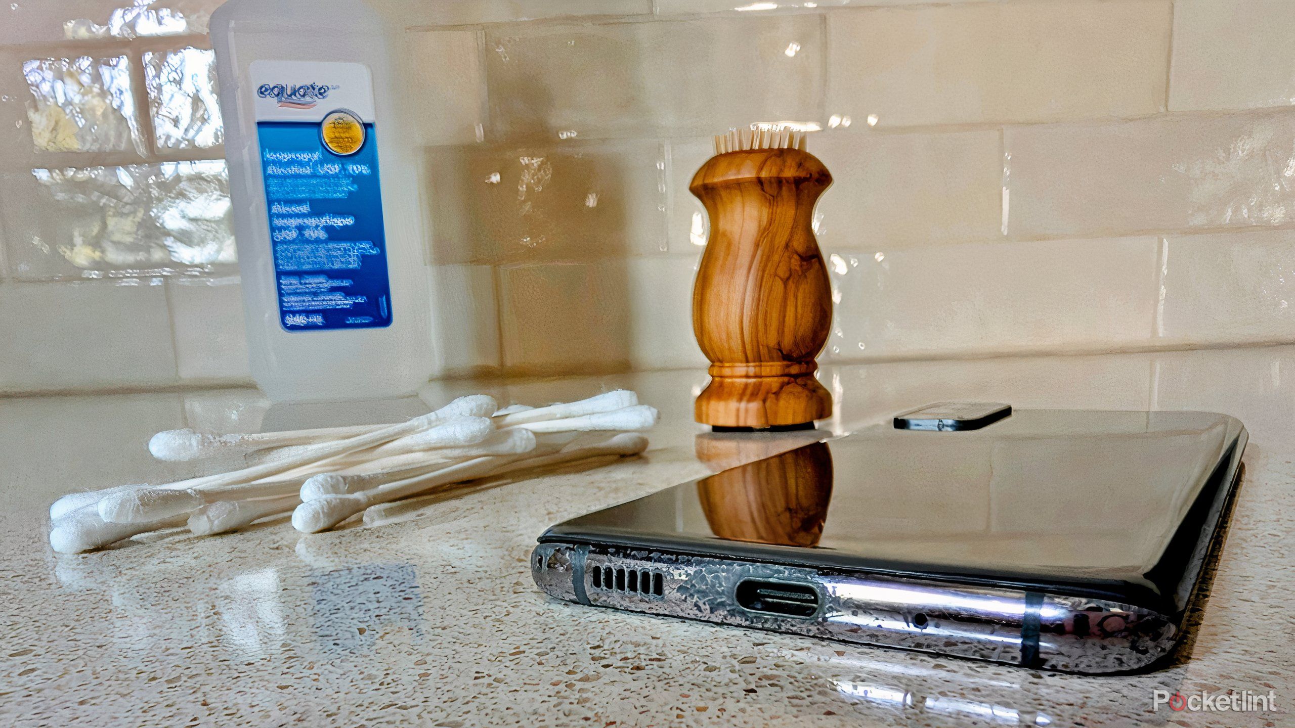 Samsung Galaxy S20 USB-C cleaning