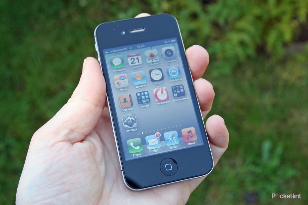 apple iphone 4s in hand